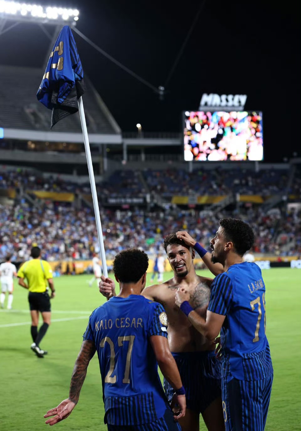 包含曼城发布备战花絮，今夜调整名单，欧冠任务艰巨，年轻球员得到机会的词条